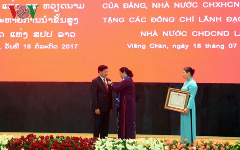 Việt Nam trao huân chương cho các lãnh đạo Lào